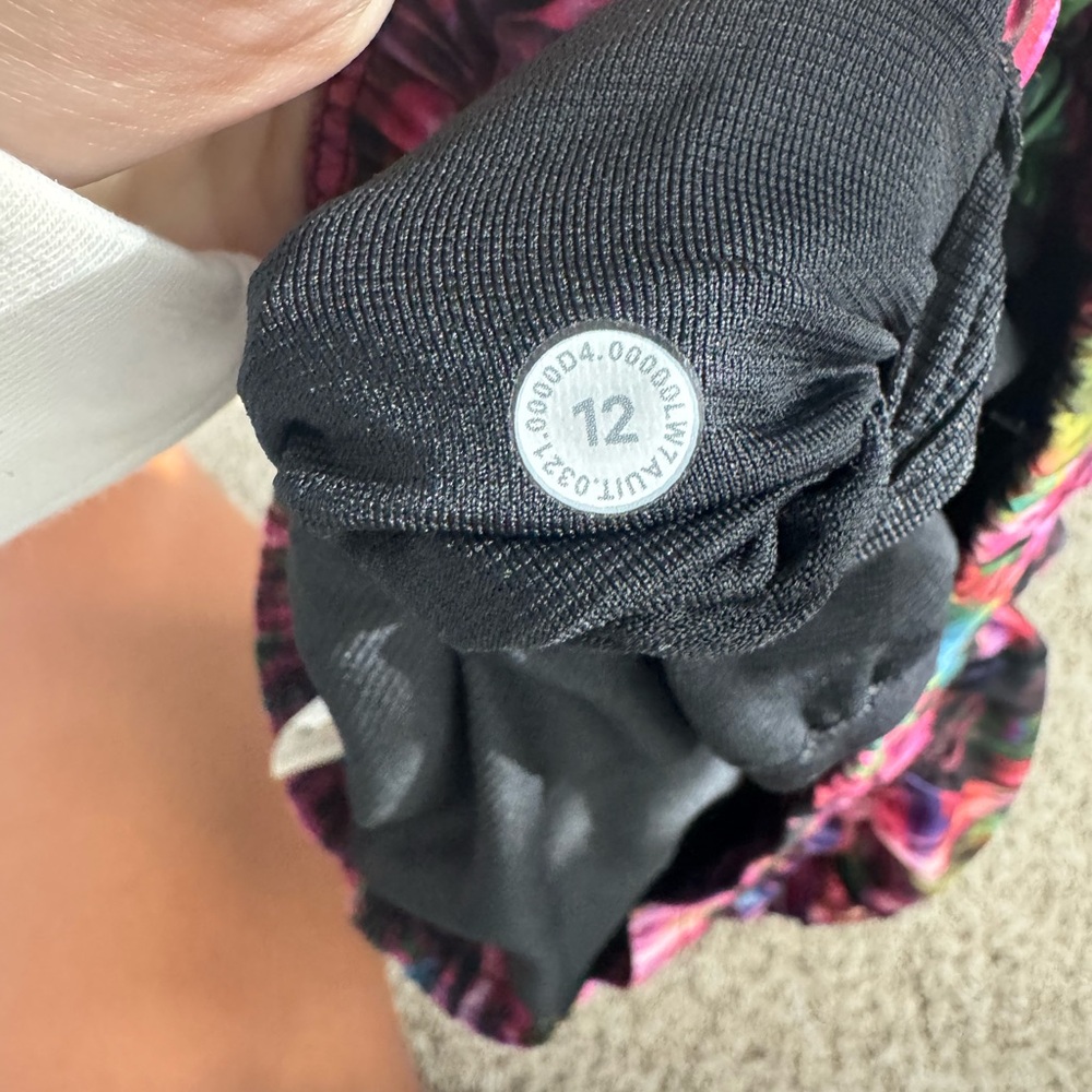 Lululemon High Rise Hotty Hot Shorts Size 12 Tall EUC - Picture 4 of 4